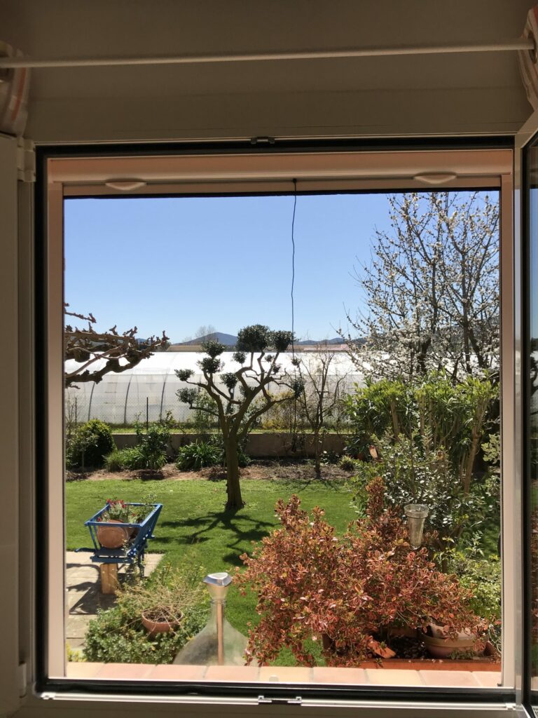 moustiquaire-enroulable-mandelieu-scaled
