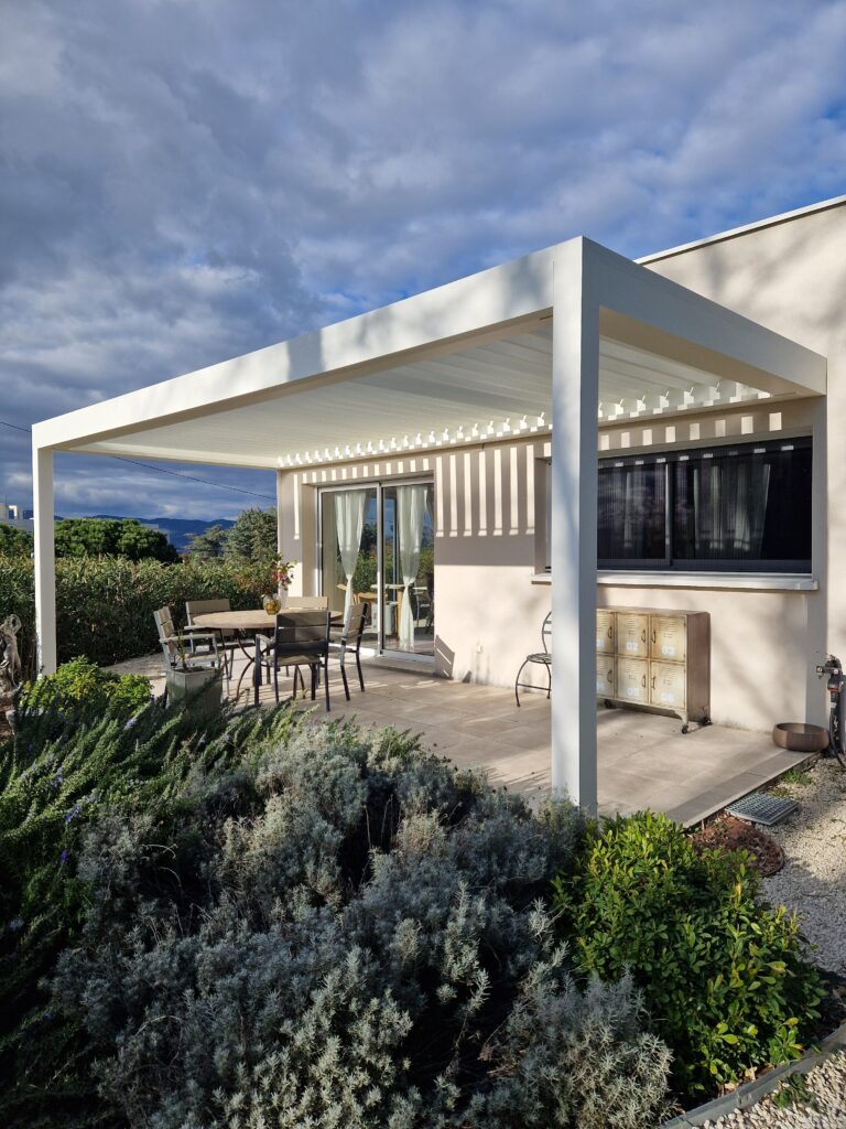 Pergola bioclimatique à lames orientables