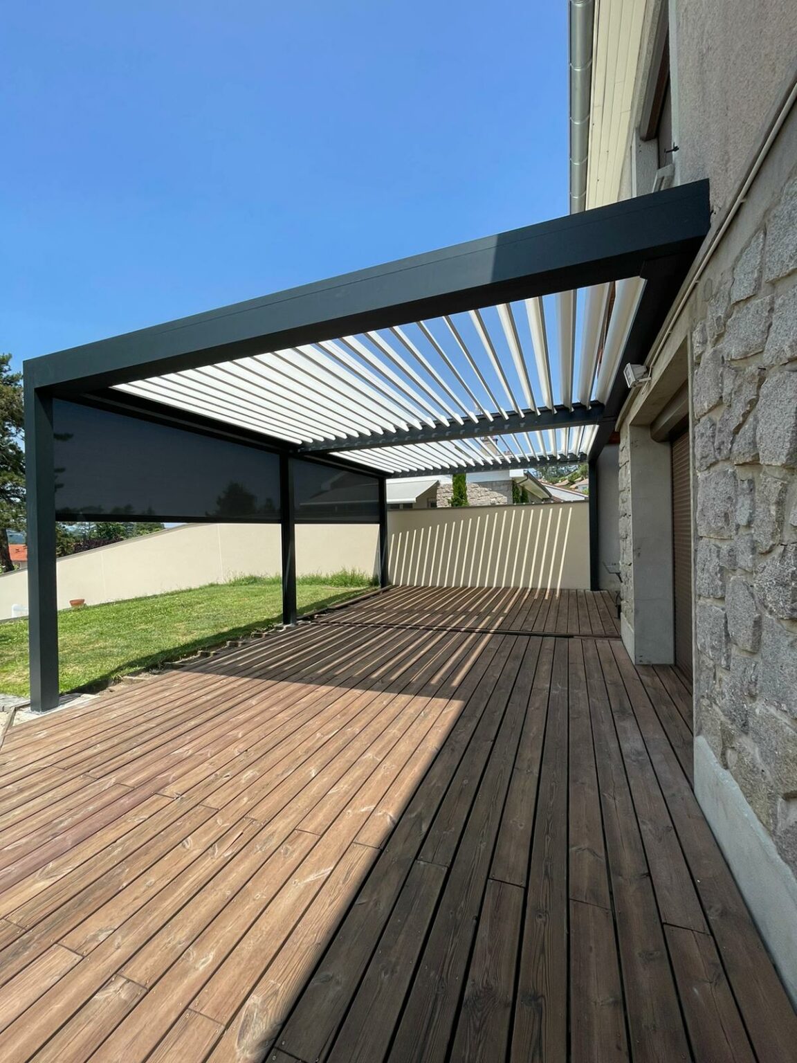 Pergola bioclimatique à lames orientables
