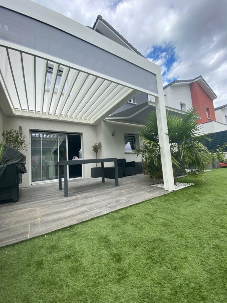 Pergola bioclimatique à lames orientables coloris blanc